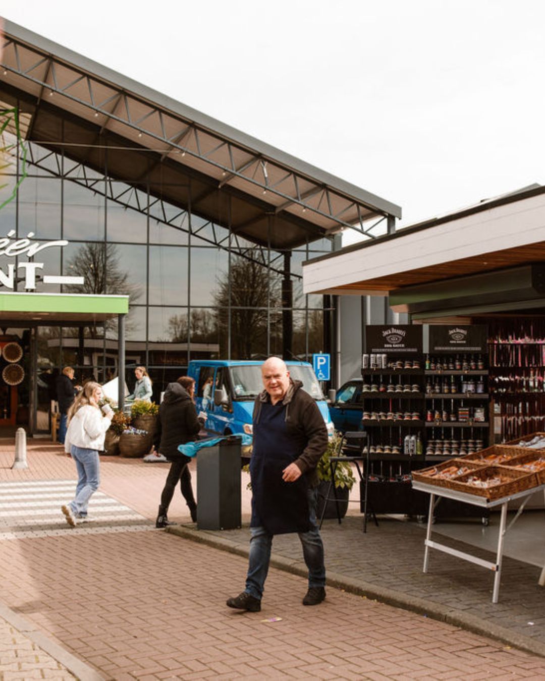 Kraam van Lekker Eten bij de ingang van tuincentrum Almeer Plant in Almere Buiten