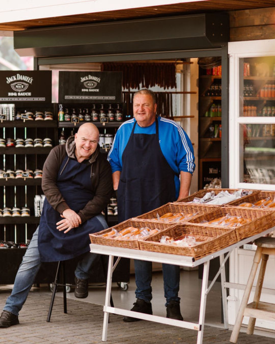 Wim en Pieter van den Berg van Lekker Eten Almere Buiten met een mand verse broodjes
